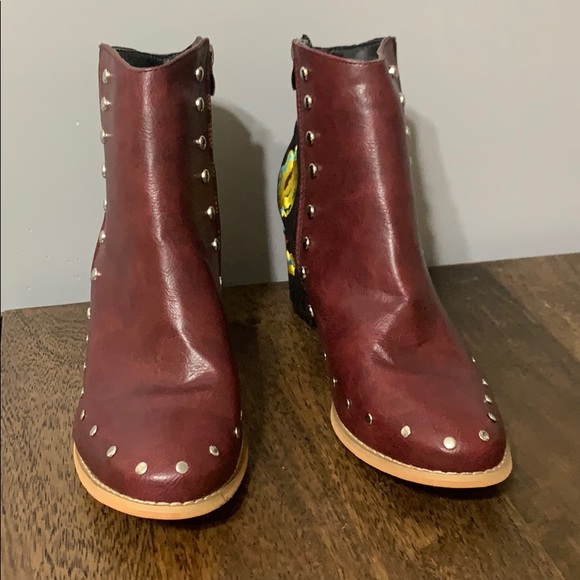 SOLD!! Boots Embroidered Accent - Picture 5 of 8